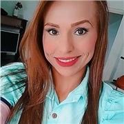 Trabajo como niñera ayudando con las tareas escolares